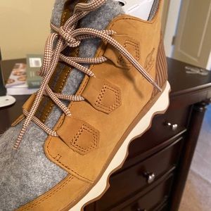 Sorel Kinetic Caribou brand new with box